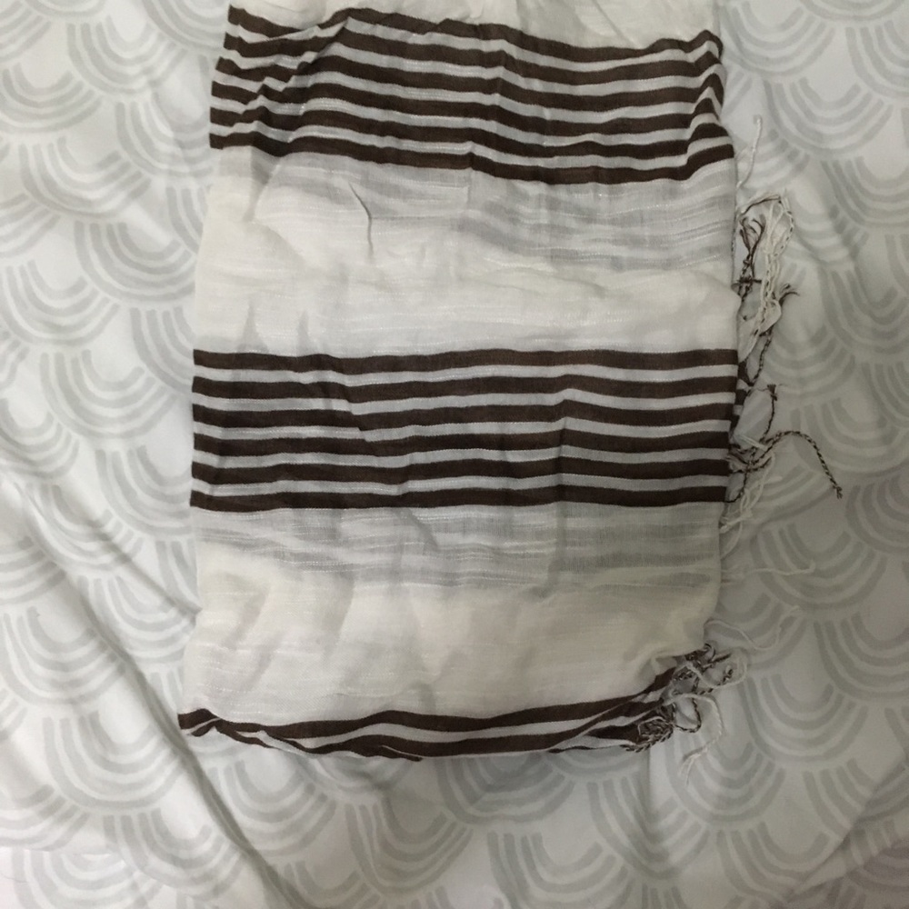 Super cute scarf! Brown and white!